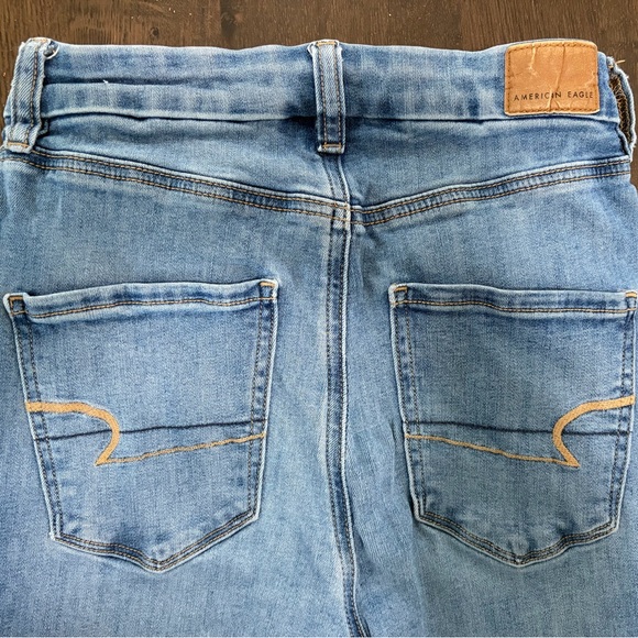 American Eagle “Next Level Stretch” Light Wash Size 4 Skinny Jeans - Picture 2 of 4